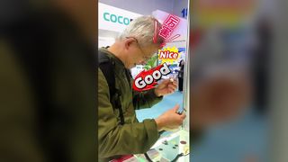 ช่างเทคนิคผู้มีประสบการณ์ก้าวขึ้นไปบนเวทีแล้วถอดแว่นอ่านหนังสือเพื่อทำการประเมิน